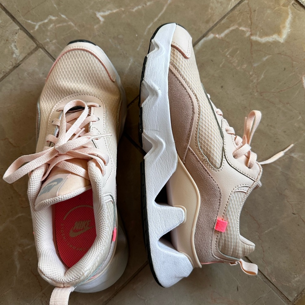 Nike Pink Sneakers Sporty Low-Top Design